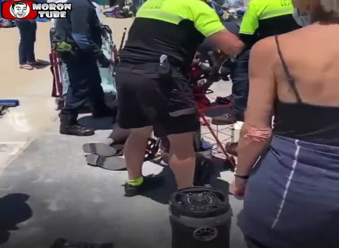Video :An elderly guy is struck by a scum in the street without cause